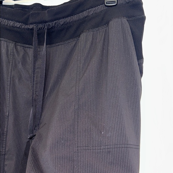 Lululemon Women’s Dance Studio Mid-Rise Crop 25", Size 10 - Picture 8 of 16